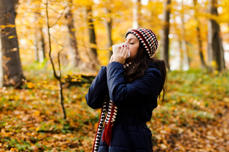 امرأة تعاني من حساسية الخريف