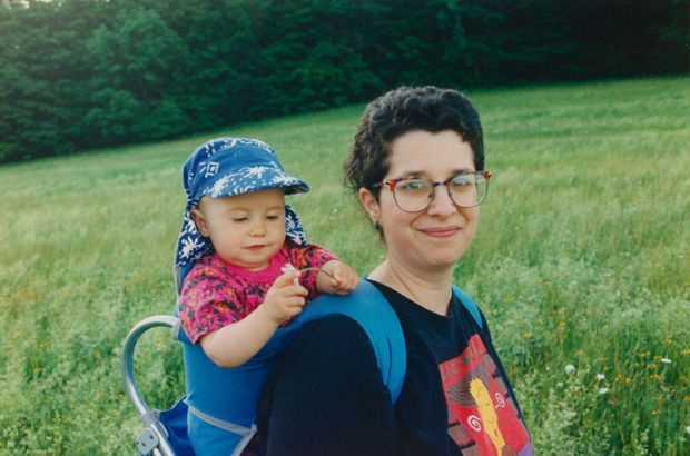 38 anos, com meu filho mais novo em uma mochila. Uma das poucas fotos de mim mesma daquela época de que realmente gostei.
