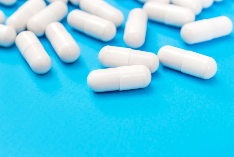 vita antidepressiva piller på en blå bakgrund