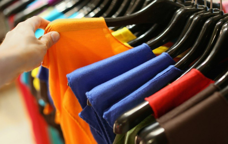 Overhemden op hangers in de winkel