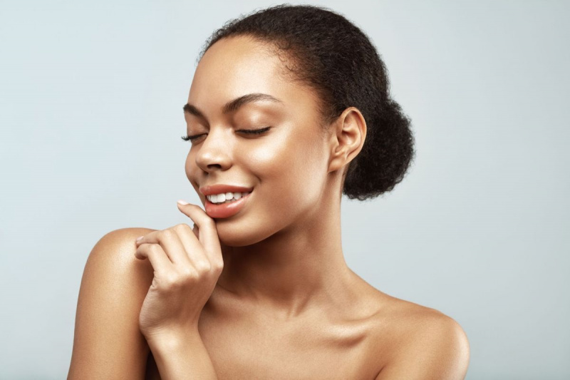 conceito de tratamento de spa de beleza para modelos afro-americanos