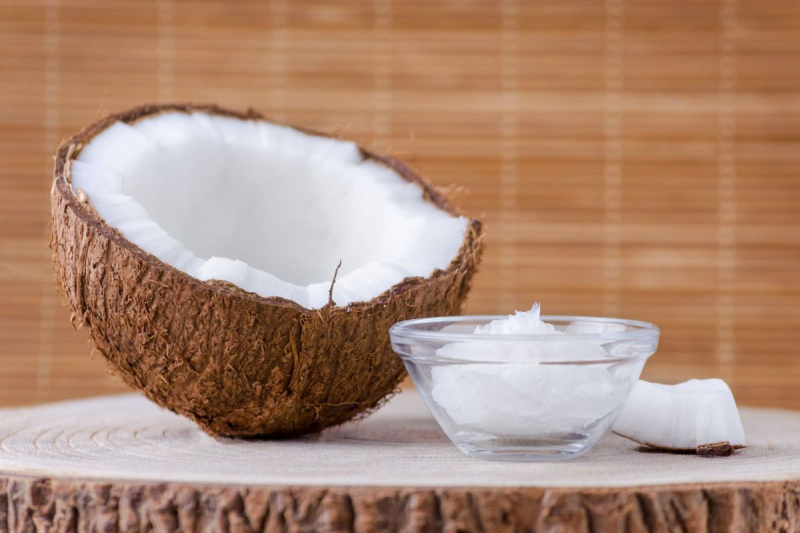 Kaip pasirinkti geriausią odos ir plaukų kokosų aliejų, teigia dermatologai