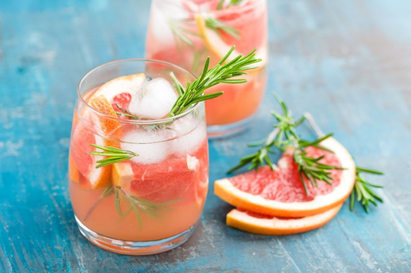 grapefruit en rozemarijn gin cocktail, verfrissend drankje met ijs