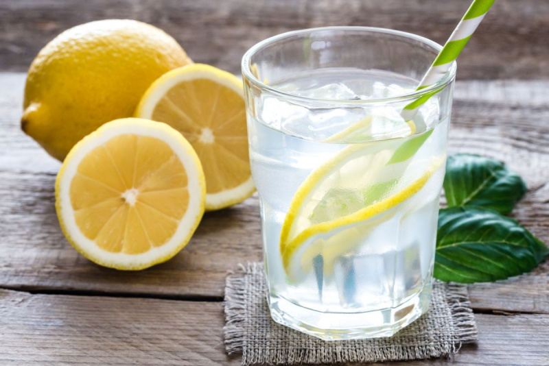 copo de água com suco de limão fresco