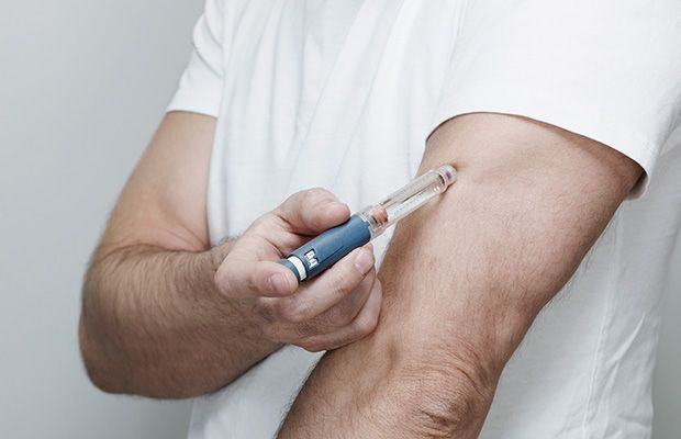 Tomando insulina para diabetes