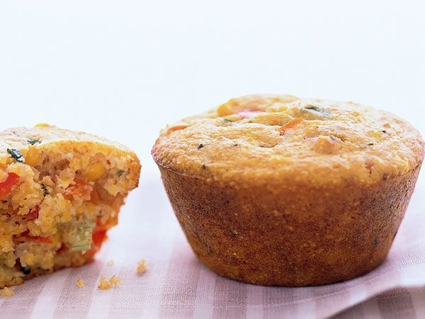 Mais-Muffin mit rotem Paprika und Frühlingszwiebeln