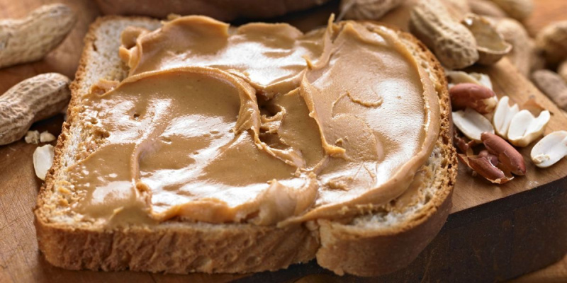 O que é mais saudável: manteiga de amendoim cremosa ou crocante?