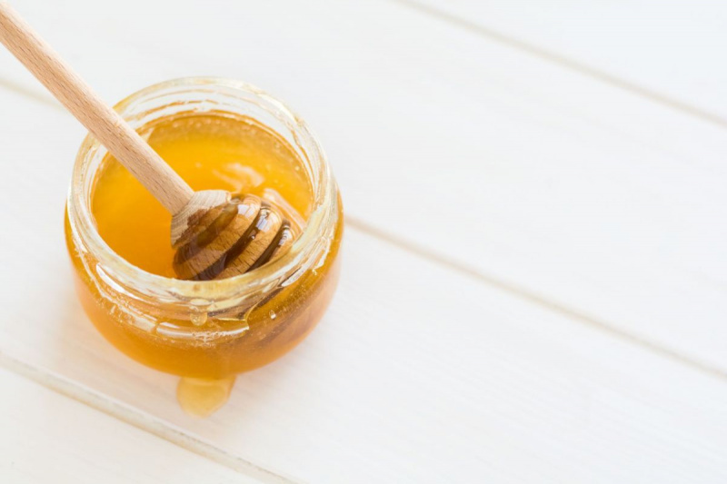 vista d'angle alt de la mel al pot sobre la taula