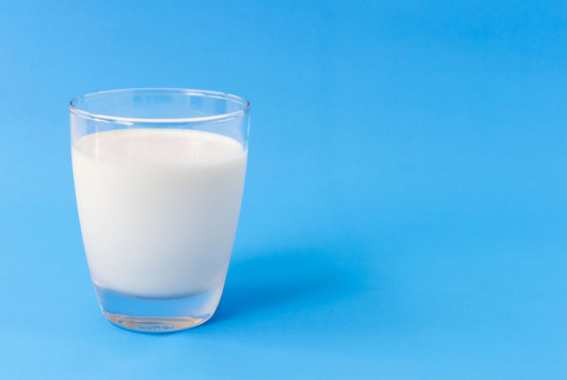 Close-up de leite contra um fundo azul