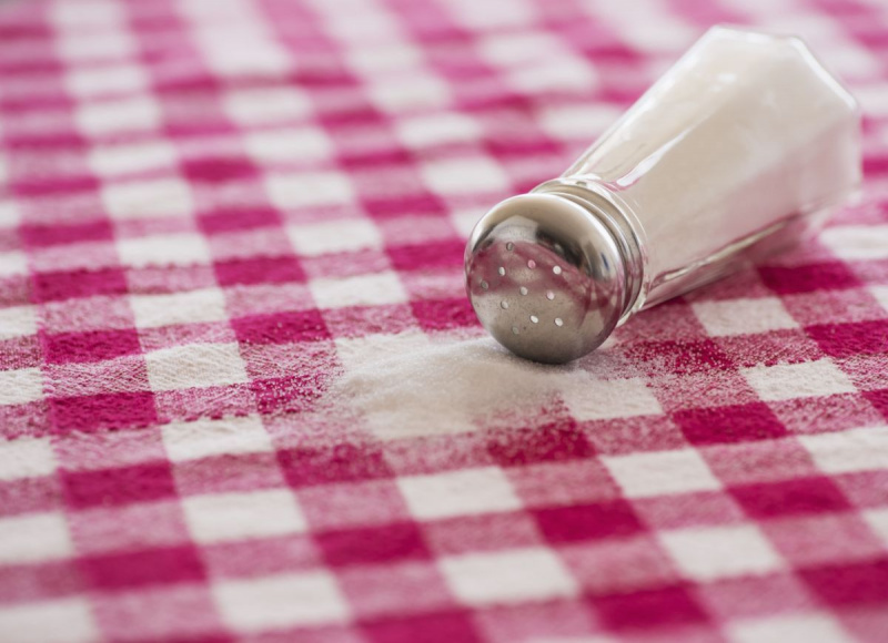 شاكر الملح على مفرش المائدة