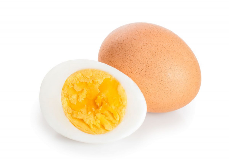 ovo cozido e meio isolado no fundo branco