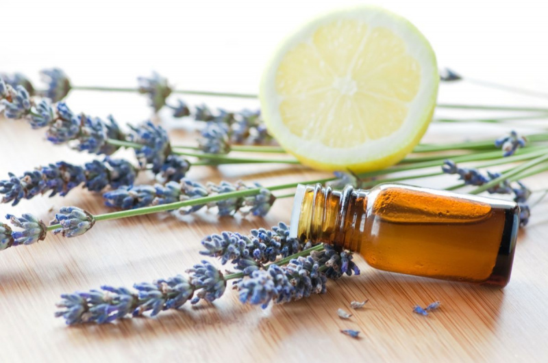 ervas de aromaterapia, óleo e limão na madeira