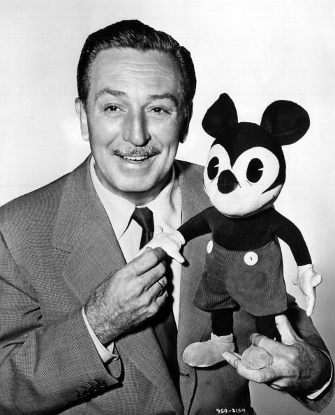 Walt Disney com um fantoche do Mickey Mouse