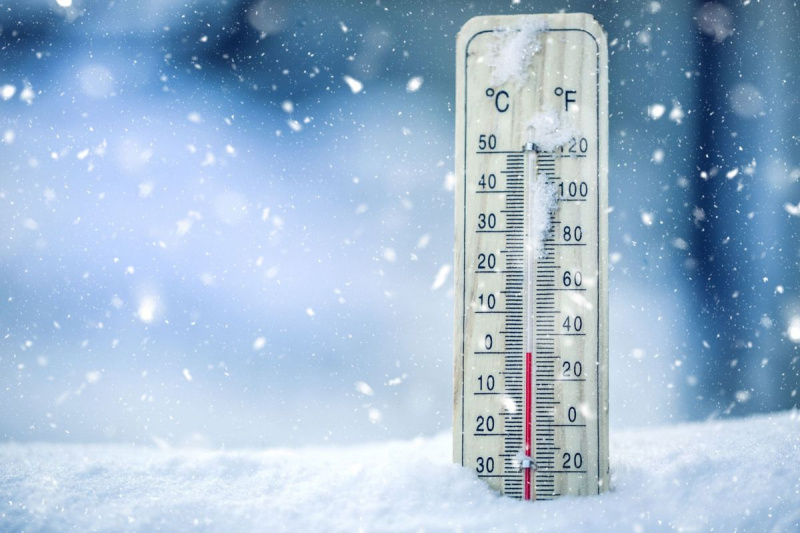 O termômetro na neve mostra temperaturas baixas - zero. Baixas temperaturas em graus Celsius e fahrenheit. Clima frio de inverno - zero Celsius trinta e dois farenheit