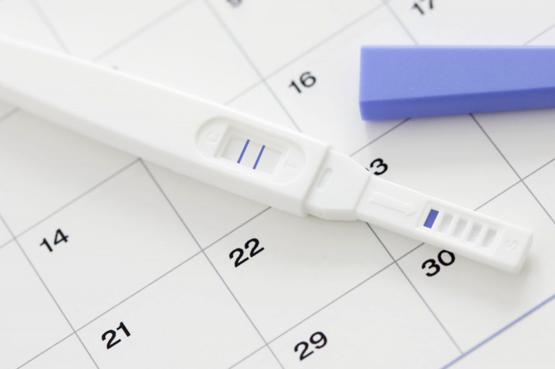 teste de gravidez em cima do calendário