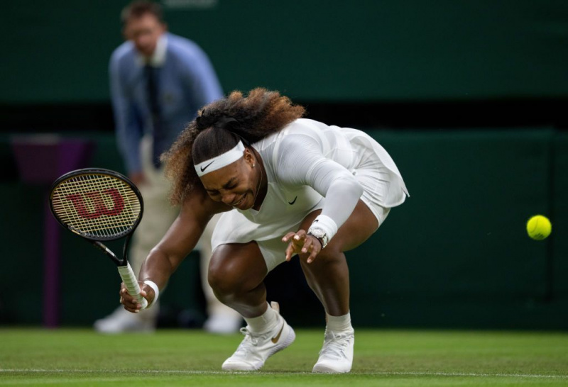 Serena Williams skauda širdį po to, kai susižeidė koją, ji pasitraukė iš Vimbldono