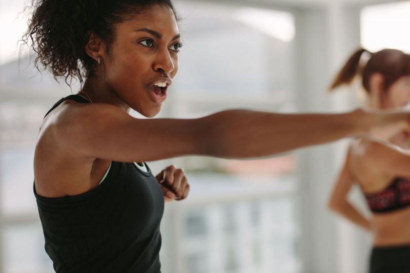 жени, които извършват интензивни удари във фитнеса