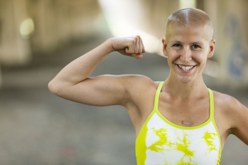 निर्धारित युवा महिला कैंसर उत्तरजीवी का चित्र