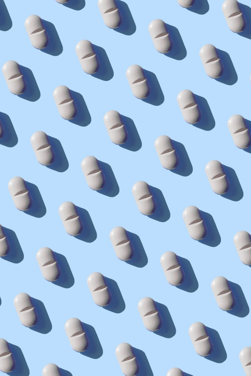 pillole ripetute sullo sfondo blu
