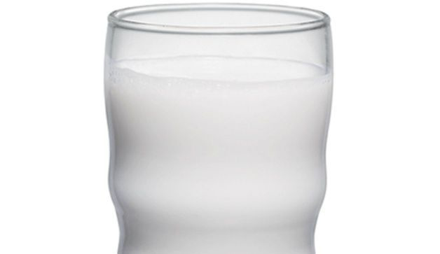 Стъкло, съдове за пиене, течни, бели, напитки, прибори за хранене, мляко, прозрачен материал, стъкло за хайбол, растително мляко,