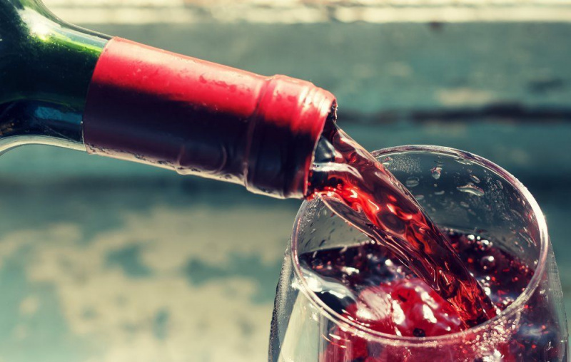 Налива се чаша червено вино