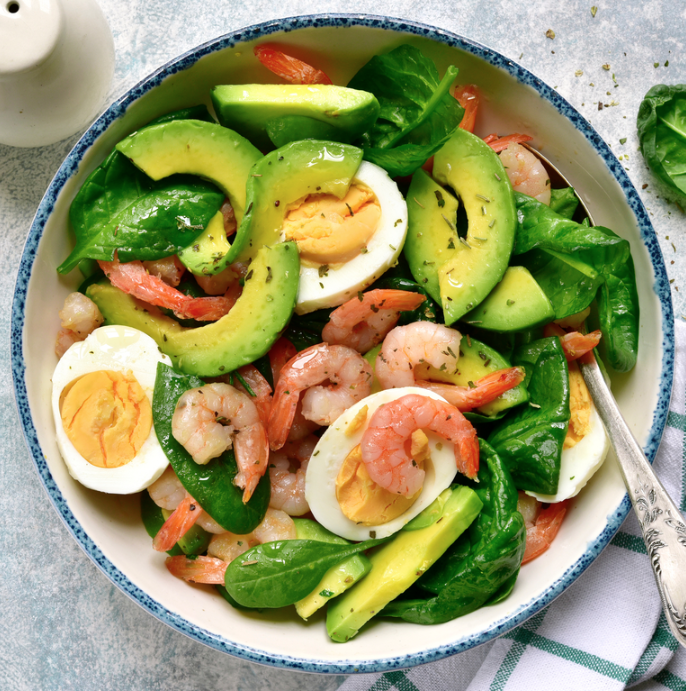 refeição com alto teor de proteína e baixo teor de carboidratos - salada de ovo de camarão e abacate