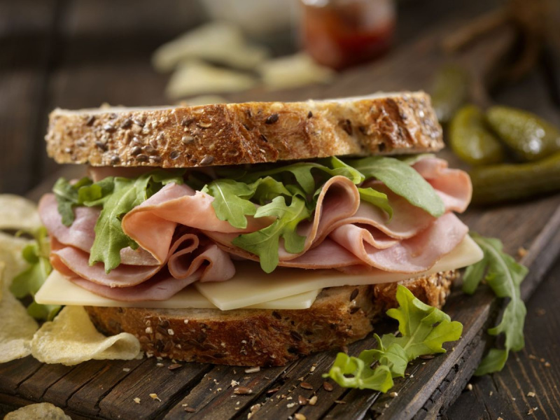 Sandwich met ham, zwitsers en rucola