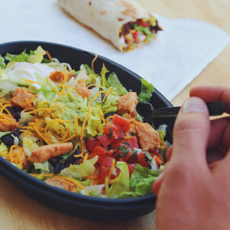 Os melhores fast food com baixo teor de carboidratos: tigela de menu potente de sino Taco com frango grelhado