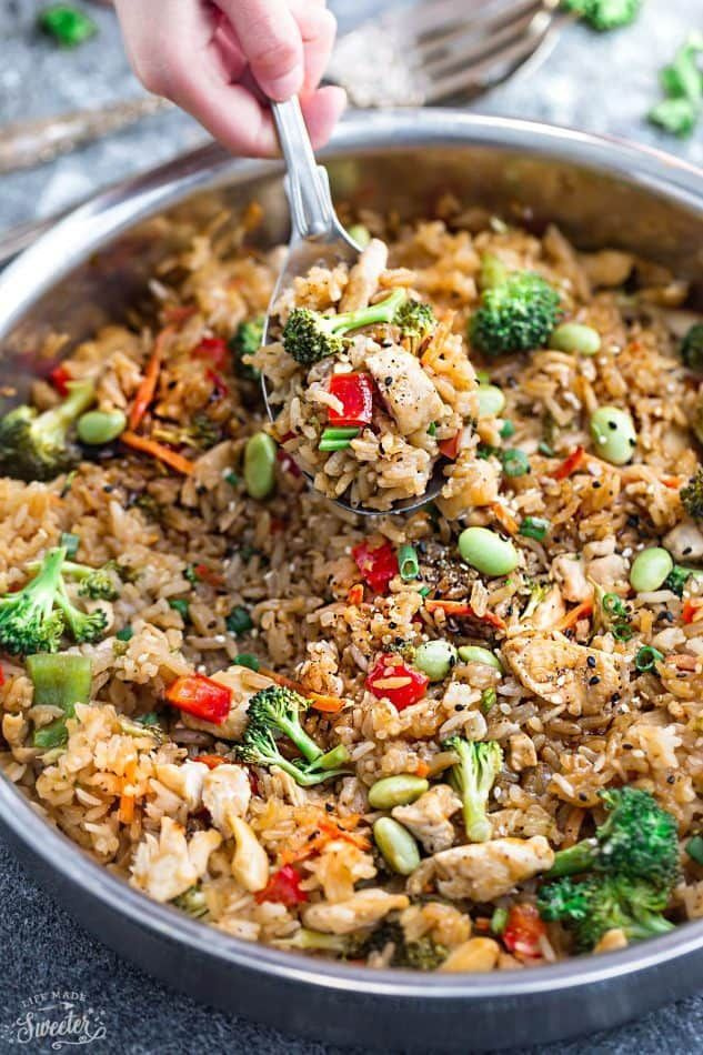 أرز ترياكي بالدجاج والخضروات في وعاء واحد