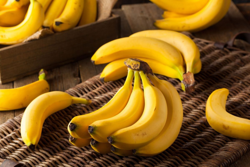 Cacho de bananas orgânicas crus