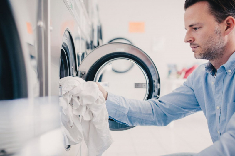 Affärsman som tvättar kläder