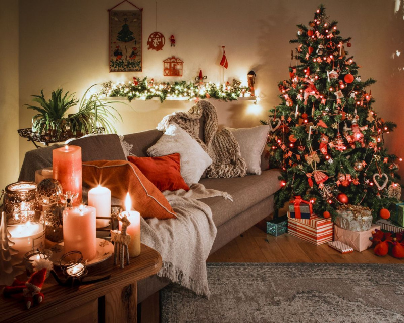 danska julgran med traditionella dekorationer
