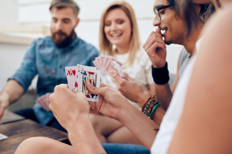 Grupo de amigos jogando cartas