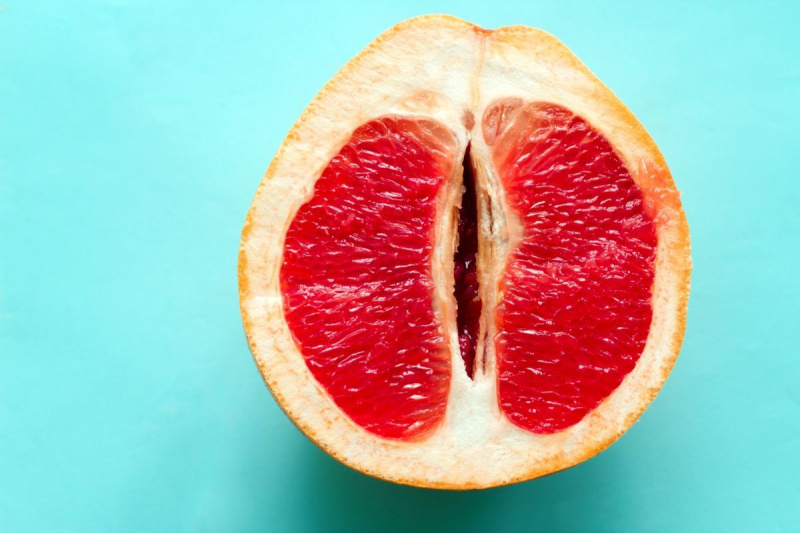 mogen saftig grapefrukt isolerad på en blå bakgrund