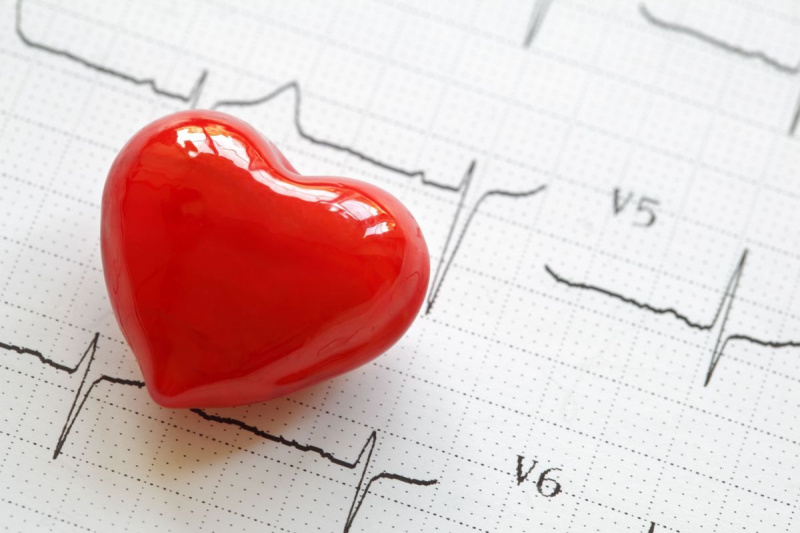 Elektrokardiograf og hjerteformet objekt