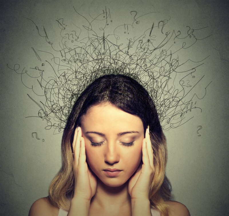चिंतित तनावग्रस्त अभिव्यक्ति वाली उदास महिला मस्तिष्क लाइनों में पिघल रहा है