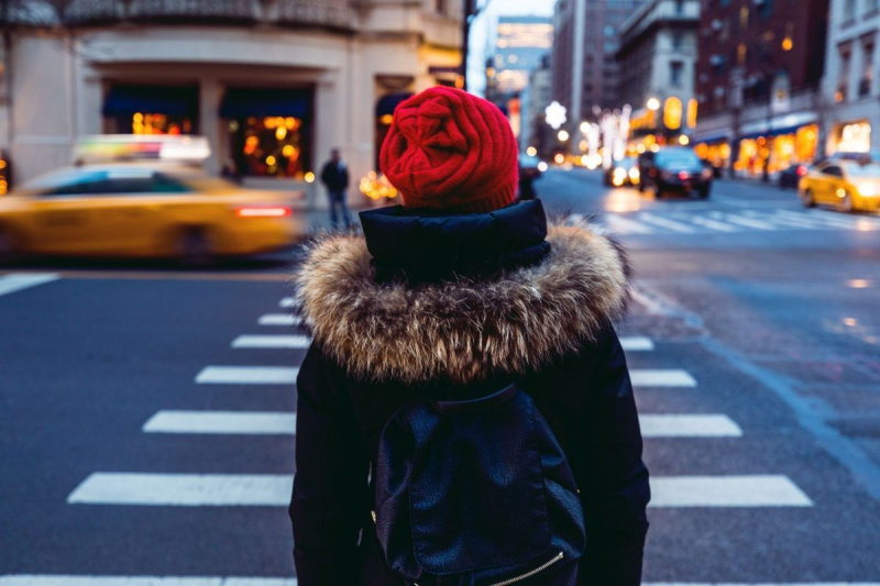 Mulher esperando para atravessar a rua no centro de Manhattan - cidade de Nova York