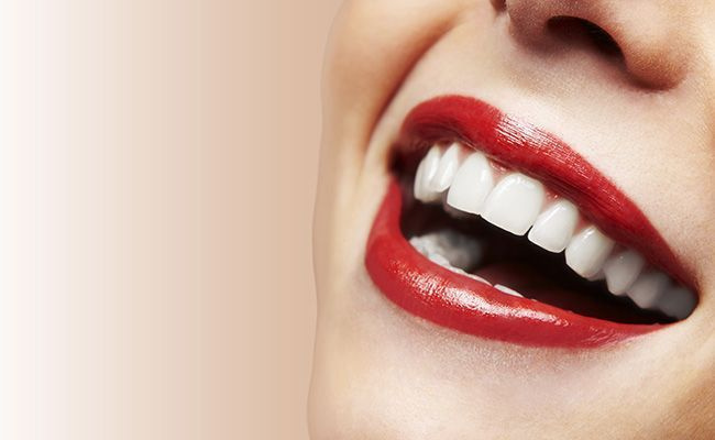 10 mituri de albire a dinților pe care le cumpărați în continuare