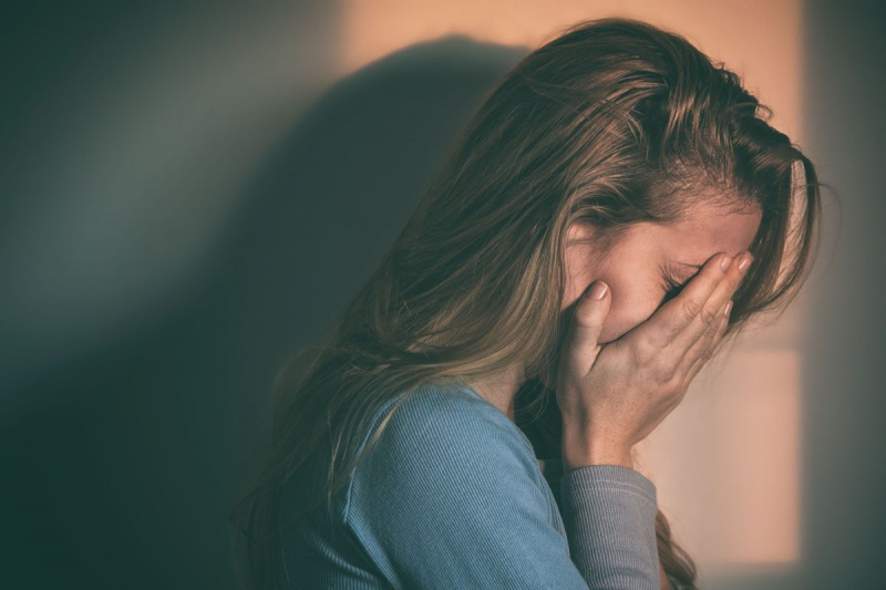 7 sinais aterrorizantes que seu parceiro é emocionalmente abusivo, de acordo com psicólogos