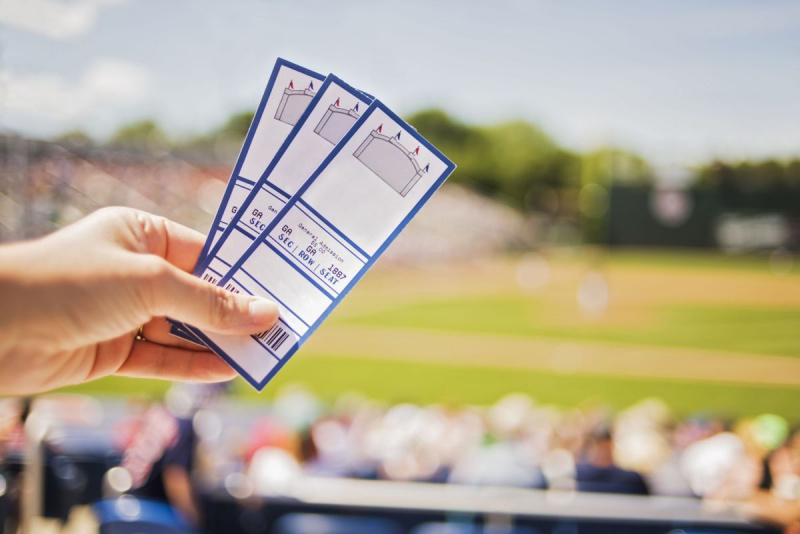 USA, Maine, Portland, Nærbillede af hånd, der holder billetter på stadion
