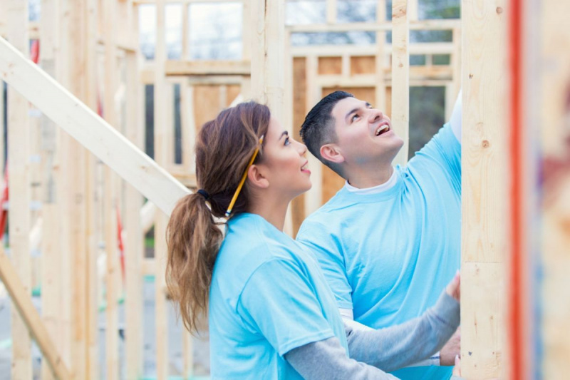 couple travaillant ensemble pour construire une maison pour la charité