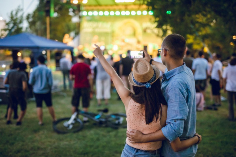 casal fazendo selfie em um festival de música