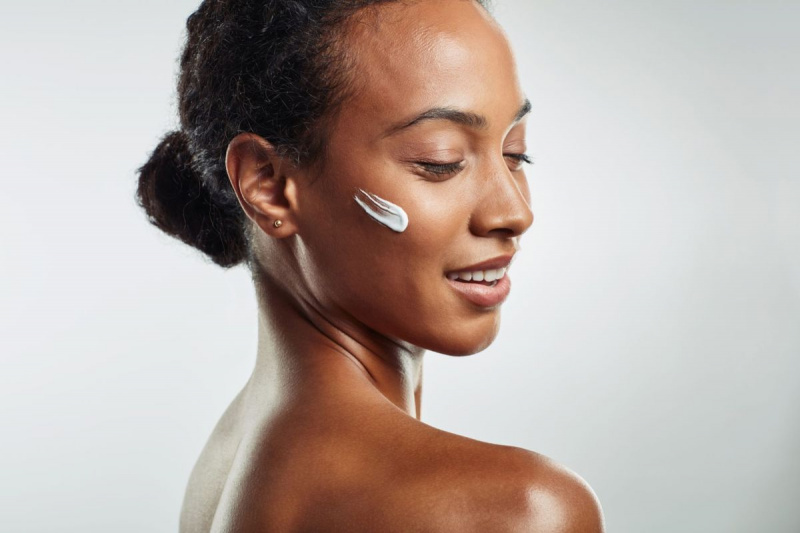 Lo que las mascarillas faciales de colágeno pueden (y no pueden) hacer por su piel, según los dermatólogos