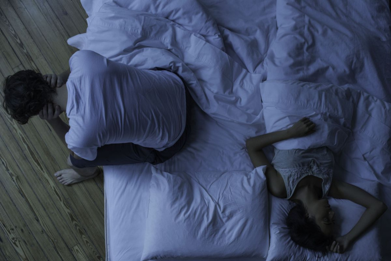 Vīrietis nespēj aizmigt, kamēr sieva ērti guļ neapzinoties