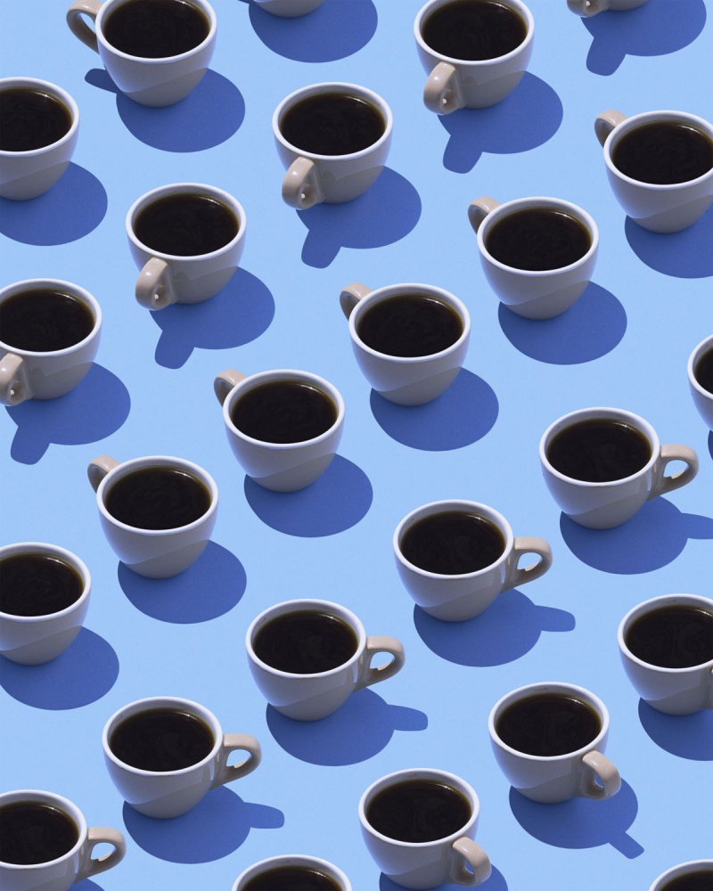 Xícaras de café em fundo azul claro, renderização em 3D
