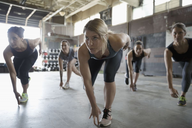 تركز النساء على ممارسة الرياضة في فصول التمارين الرياضية في صالة الألعاب الرياضية