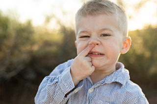 Como parar de cutucar o nariz de uma criança