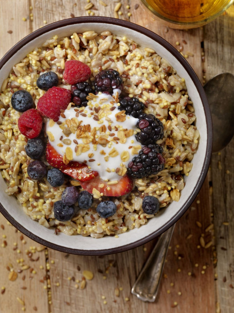 Cereal Hot 7 Grain Breakfast Com Iogurte e Frutas Frescas
